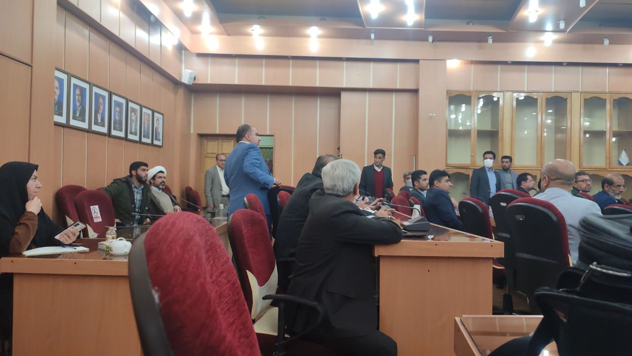حاشیه عجیب در نشست ایثارگران کهگیلویه و بویراحمد/ درگیری و اخراج یکی از مدیران حاشیه عجیب در نشست ایثارگران کهگیلویه و بویراحمد/ درگیری و اخراج یکی از مدیران