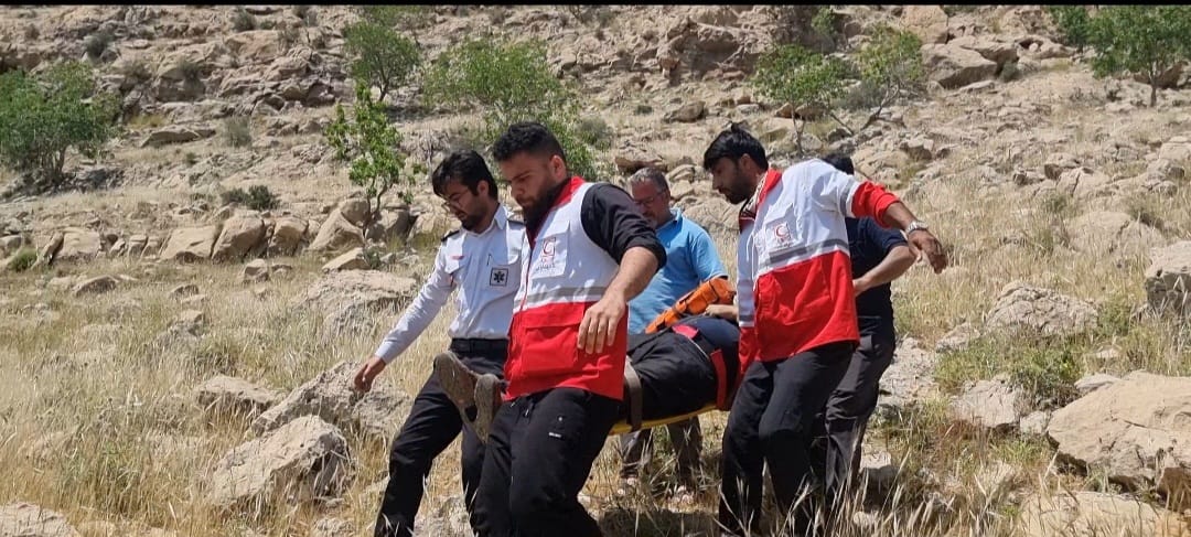 نجات مرد ۴۸ساله در ارتفاعات کلاغ نشین با تلاش امدادگران هلالاحمر گچساران نجات مرد ۴۸ساله در ارتفاعات کلاغ نشین با تلاش امدادگران هلالاحمر گچساران